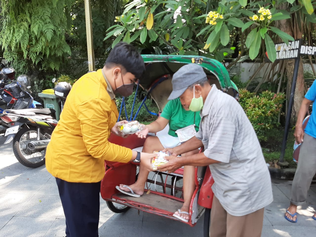 Sambut Ramadan 1443 H, Siswa SMP Muhammadiyah PK Solo Bagikan Paket Sahur